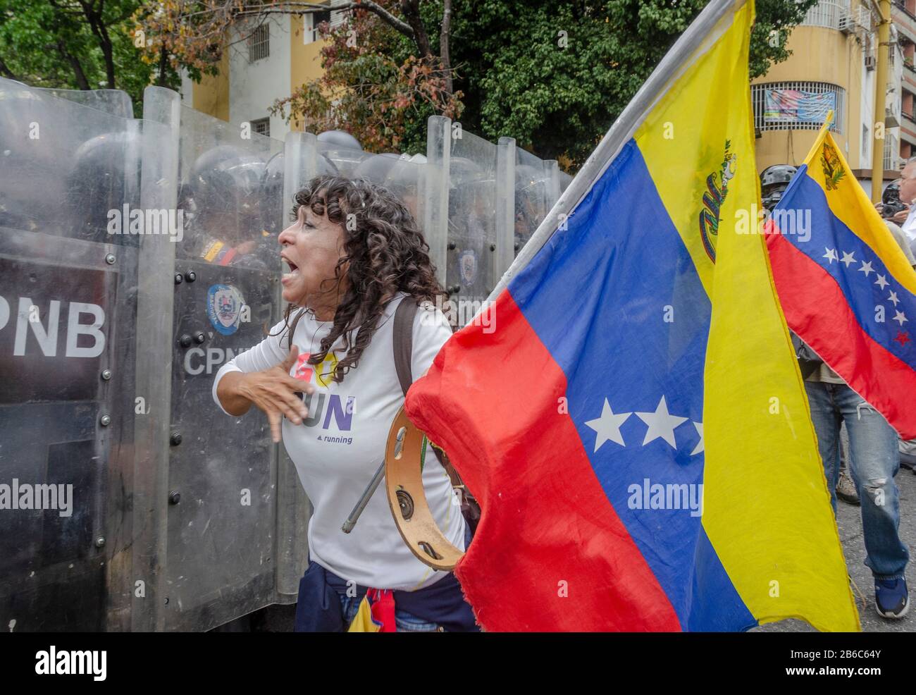 Caracas, Miranda, Venezuela. 10 mars 2020. Une femme crie à la police, leur demandant de laisser passer la concentration. Les manifestants se sont rassemblés dans le centre-ville de Caracas pour reprendre le contrôle de la législature nationale. Crédit: Jimmy Villalta/Zuma Wire/Alay Live News Banque D'Images