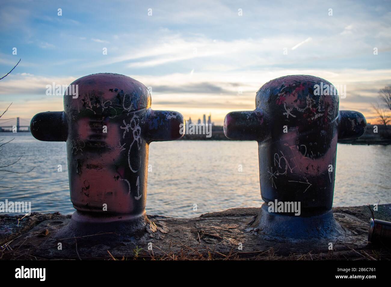 Deux ficelages En bateau Couverts Grafitti sur le quai Grafitti Avec le Skyline de Philadelphie au coucher du soleil en arrière-plan Banque D'Images