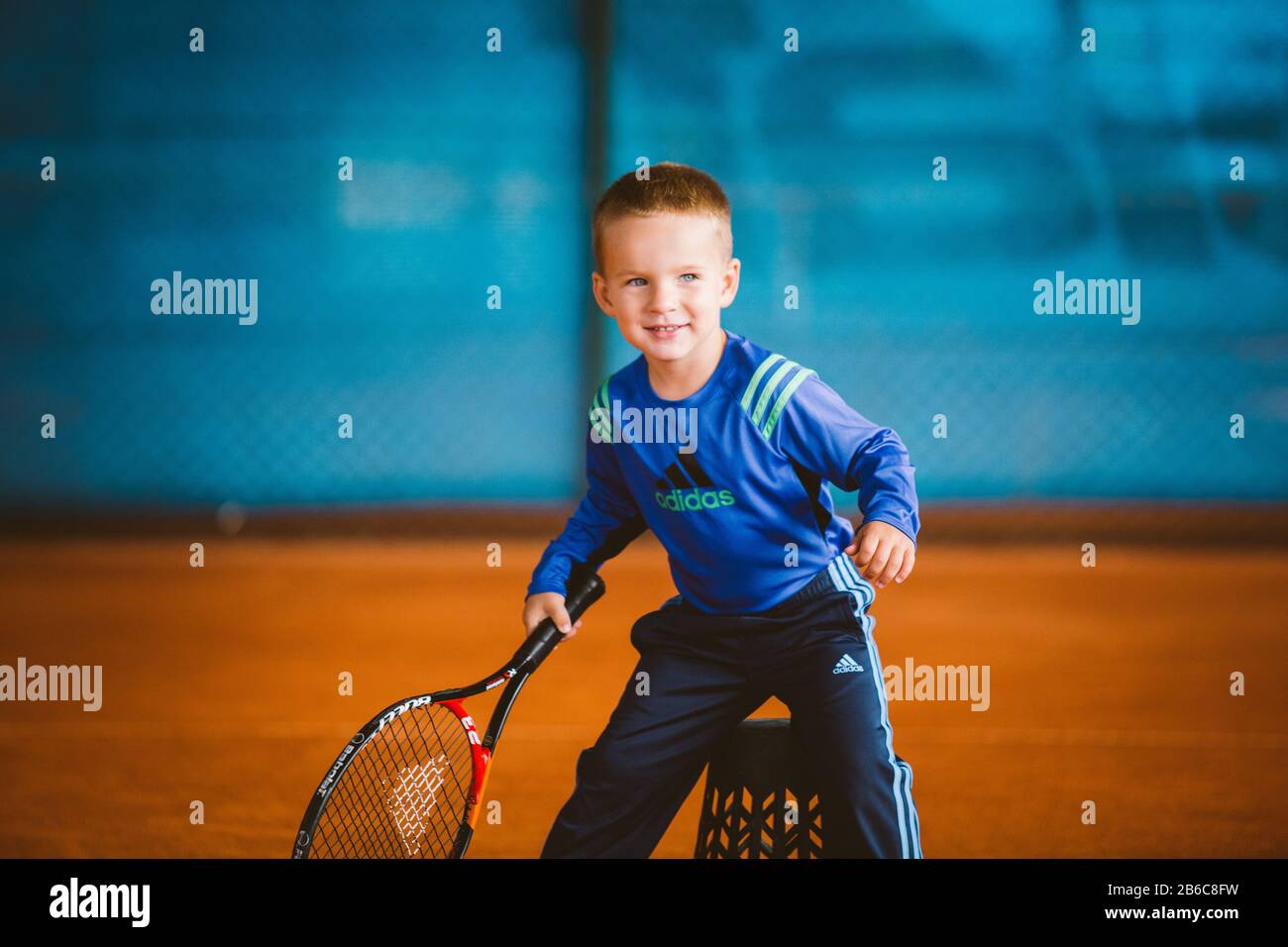 Les enfants jouent au tennis sur le court extérieur. 20 Septembre 2016.  Ukraine, Kiev. Petit tennis super joueur. Enfants vêtements de sport adidas.  Athlète enfant Photo Stock - Alamy