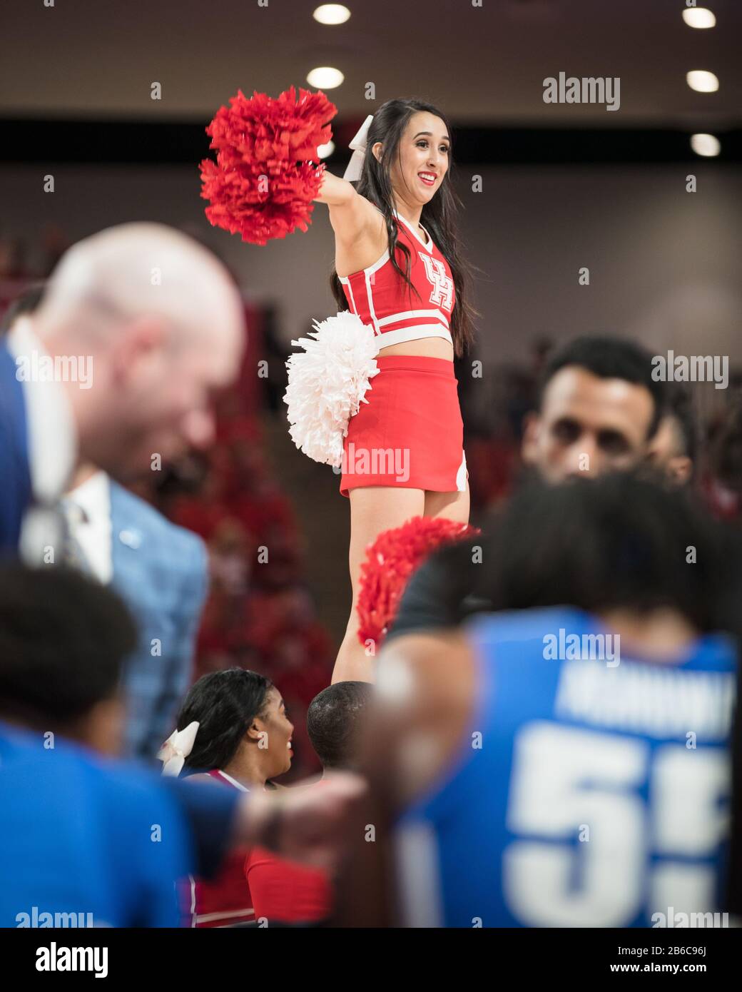 8 mars 2020 : un meneur de Houston Cougars excite la foule lors d'un dépassement du match de basket-ball de la NCAA entre les Tigers de Memphis et les Cougars de Houston au Fertitta Center de Houston, Texas. Houston a vaincu Memphis 64-57. Prentice C. James/CSM Banque D'Images