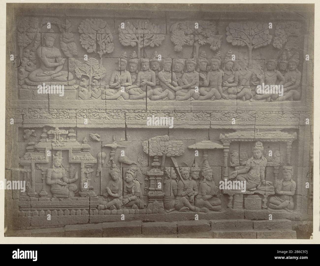 La partie supérieure raconte une histoire de Bouddha à Lalitavistara et la partie inférieure un relief d'Avadana, l'histoire de Rudrayana et du roi Cikhandin Fabricant : Photographe: Isidore Kinsbergen Lieu de fabrication: Java (possible) Date: Sep 1873 - Dec 1873 Caractéristiques physiques: Albumen imprimé matériel: Papier carton technique: Albumen imprimer dimensions:: Photo: H 300 mm × b 400 mmToeliechtingGallery I, mur principal, côté ouest 43 (haut): Relief 1a-79 Lalitavistara relief, Siddhartha honoré par les dieux tout en méditant. 44 (bas) : relief 1b-79, relief d'Avadana, histoire de Rudrayana, le roi Cikhandin est informé de l'um Banque D'Images