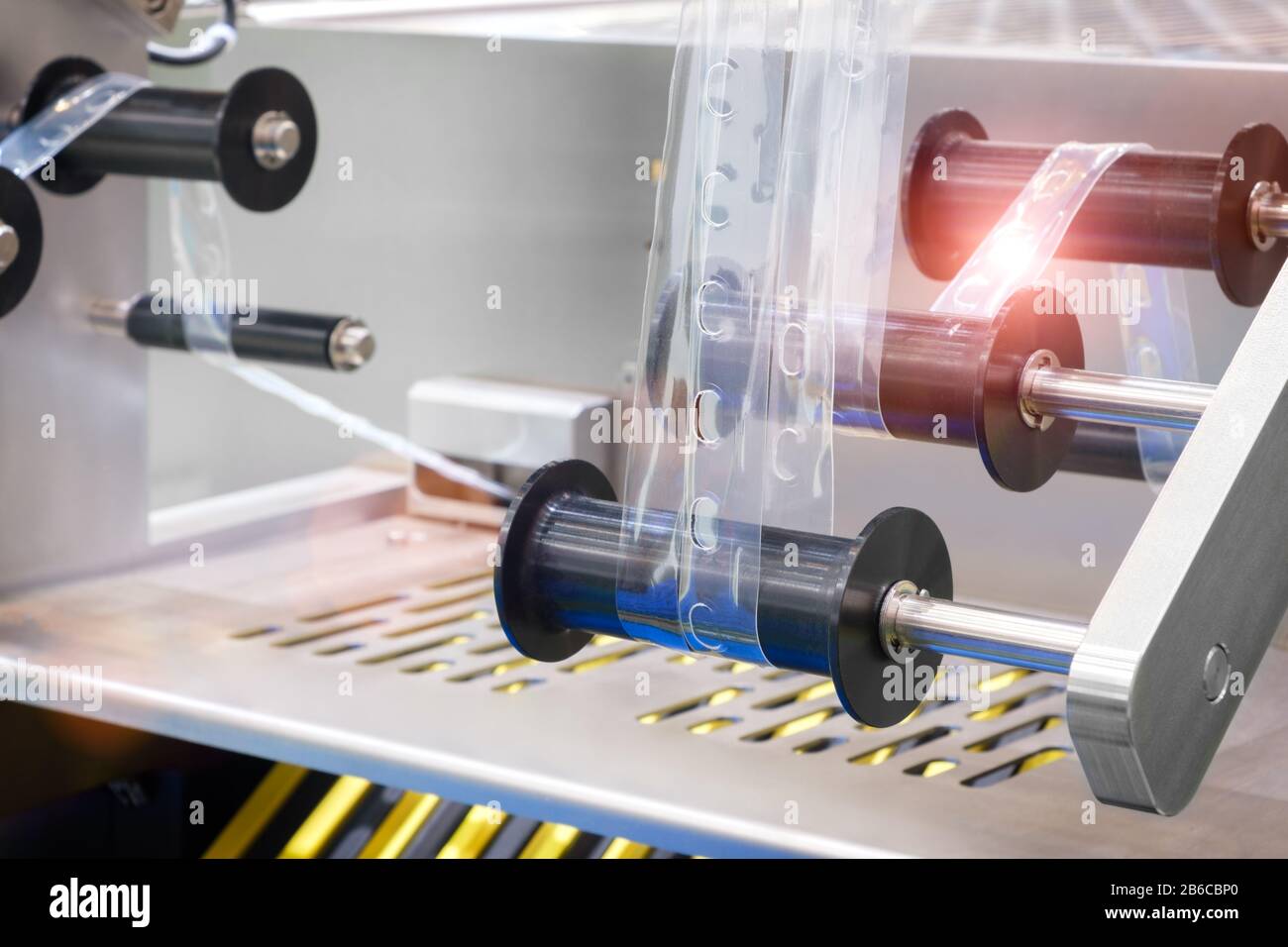 Le fonctionnement de la machine de production automatique de sacs en plastique. Gros plan du rouleau de la machine de production de sacs en polyéthylène. Machine pour l'emballage W Banque D'Images