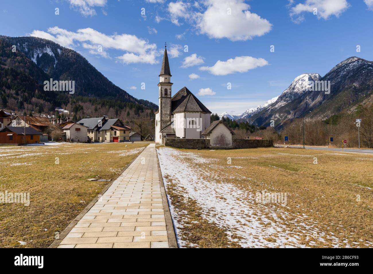 Bagni di Lusnizza, Italie - L'ancienne église de San Gottardo (XV siècle) dans la ville alpine de Bagni di Lusnizza Banque D'Images