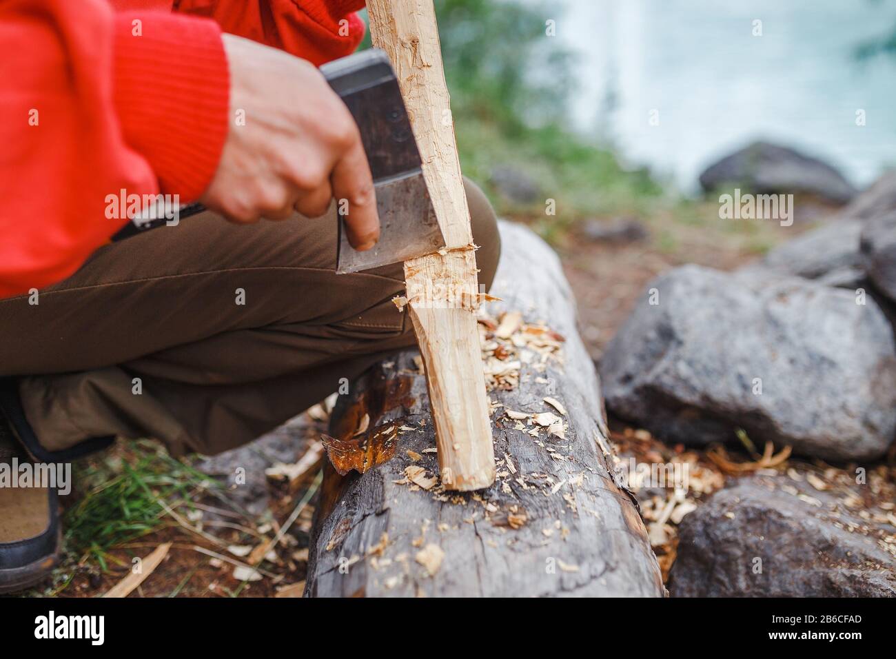 le carpenter scribbles un bar en bois dans l'air libre Banque D'Images