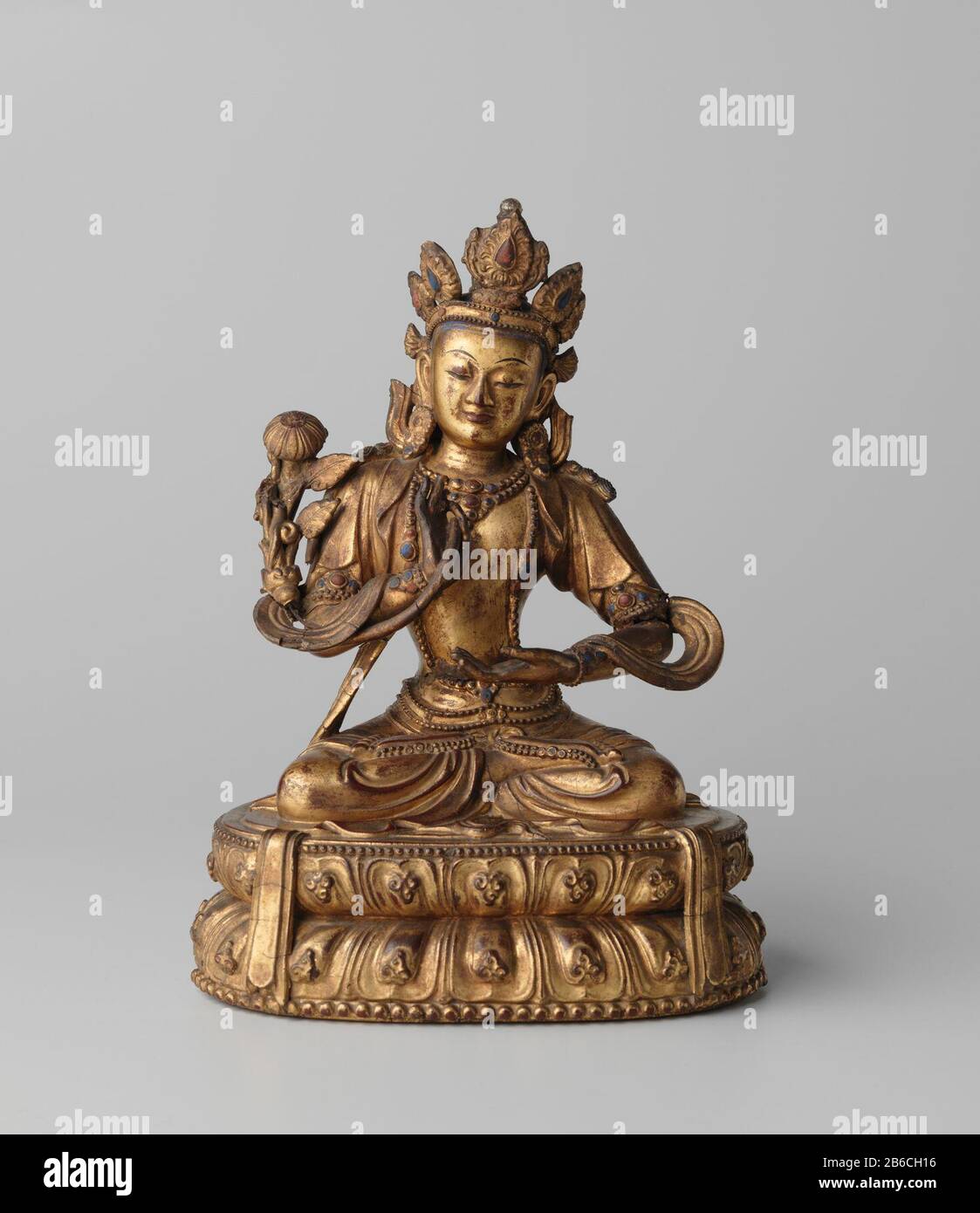 Statue d'un bodhisattva Beeld van een zittende bodhisattva assis (Mahstharapta ?). De bodhisattva houdt een lotusstengel in zijn rechtermain. Zijn linkerHand houdt hij met de Palm naar boven voor zijn intermédiaire. Fabricant : beeldhouwer: Fabrication d'anoniemPlaats: Chine Dating: CA. 1400 - ca. 1500 matériau: Hout lak verguddsel Techniek: Vergulden Dimensions: H 23 cm × b 16,7 cm × d 13 cm Banque D'Images
