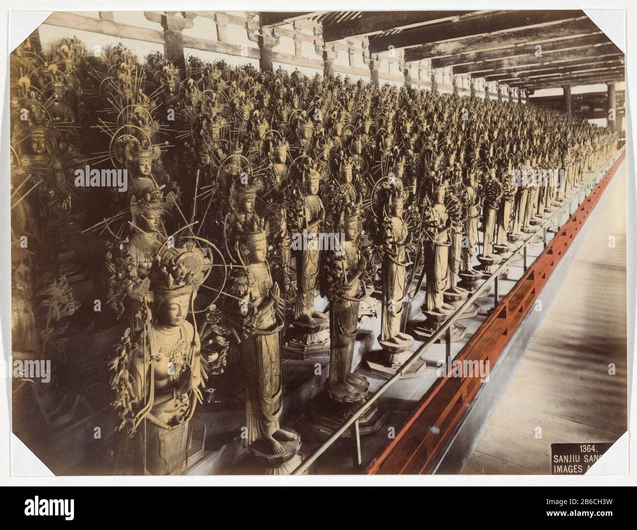 Images dans le temple de Sanjusangen à Kyoto Sanjiu Sang Endo Images à Kyoto (objet titre) Album 69 photos d'un voyage Japon. Fabricant : Photographe: Fabrication anonyme de lieux: Kioto Dating: 1890 - 1894 Caractéristiques physiques: Albumen de couleur manuelle matériaux d'impression: Papier photo en carton technique: Albumen dimensions à imprimer: Photo: H 200 mm × W 263 mm Sujet: Temple, sanctuaire  hindouisme, bouddhisme , Jainismstatues, peintures, etc.  objets de culte (hindouisme, bouddhisme, Jainisme) - HH - dans l'avion ouvert Wanneer: 1890 - 1894 Banque D'Images