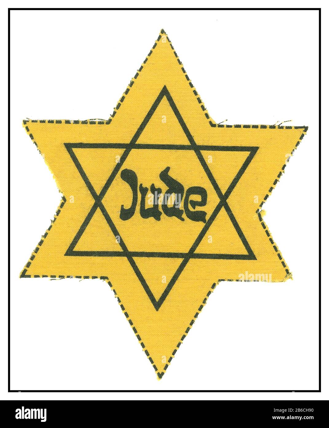 HOLOCAUSTE WW2 BADGE JAUNE (étoile de David) 1er SEPTEMBRE 1941 Reinhard Heydrich décrète que tous les Juifs de plus de six ans dans le Reich, l'Alsace, la Bohême-Moravie et le territoire allemand de la Pologne occidentale (appelé la Warthégau), Doivent porter en public en tout temps l'étoile jaune de David sur leurs vêtements extérieurs. Le mot « juif » doit être inscrit à l'intérieur de l'étoile en allemand ou dans la langue locale. À l'époque nazie, les autorités allemandes ont réintroduit le badge star comme élément clé de leur plan plus large de persécuter les stigmates humiliés et finalement d'annihiler la population juive d'Europe. Banque D'Images