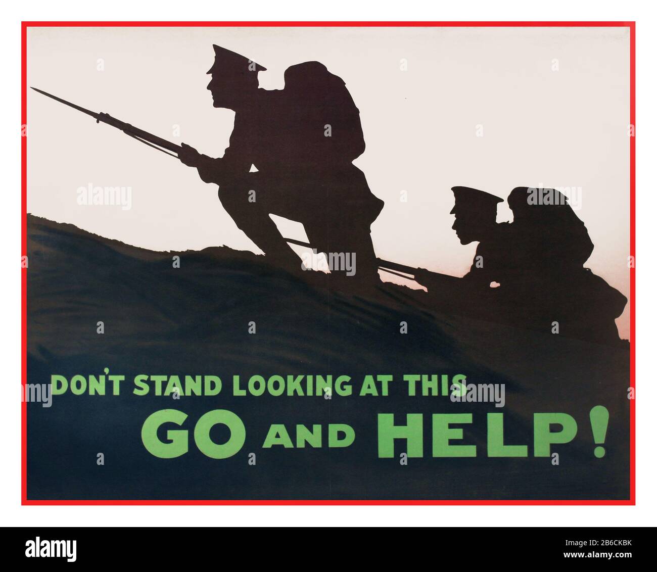 Vintage 1914 WW1 affiche britannique de recrutement montrant deux soldats avec des bayonets fixes avançant de façon furtive sur une colline "STAND de 'NT REGARDER CETTE Go and help' première Guerre mondiale Recrutement Propaganda Banque D'Images