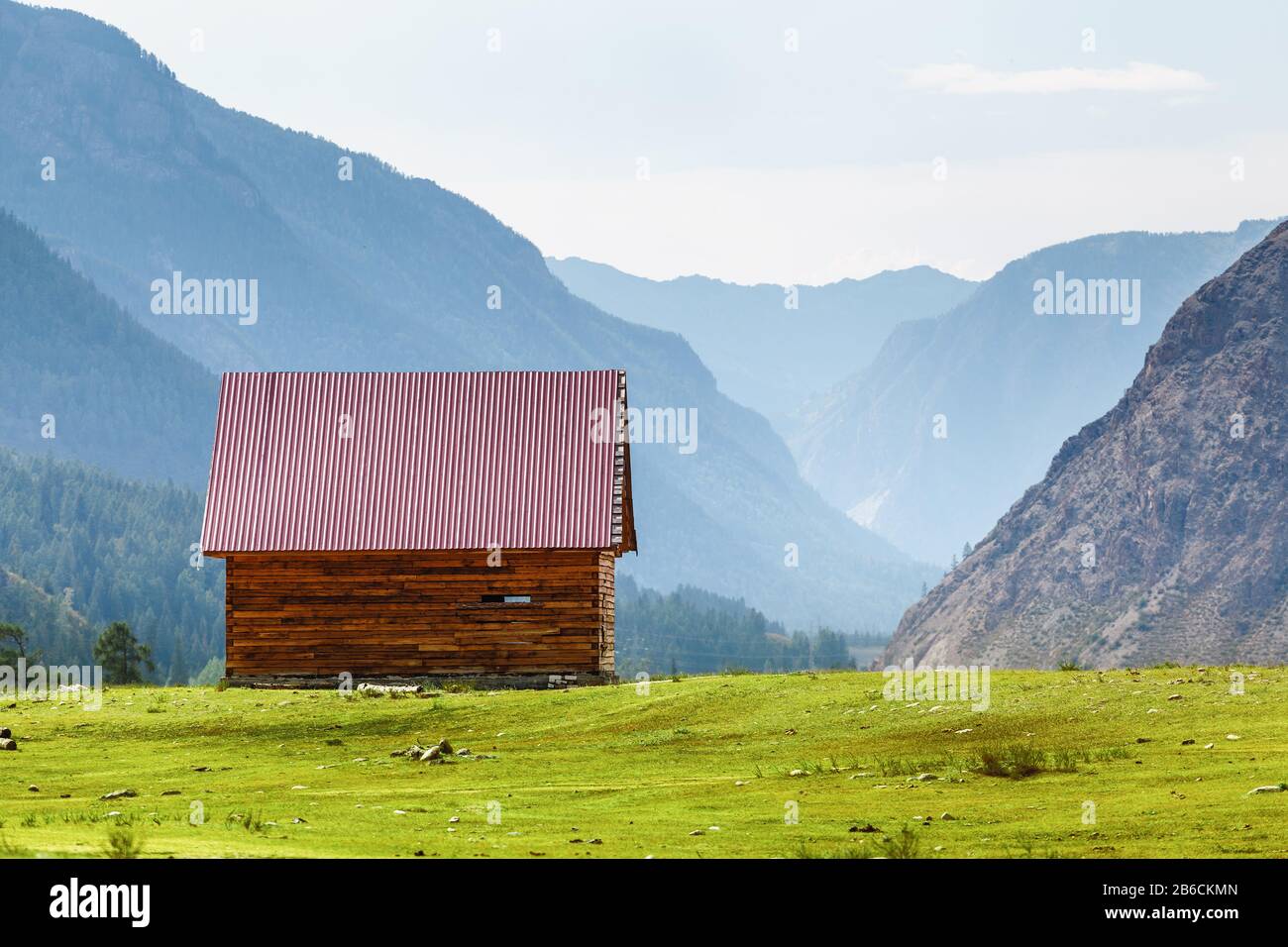 Maison en bois dans les montagnes Banque D'Images