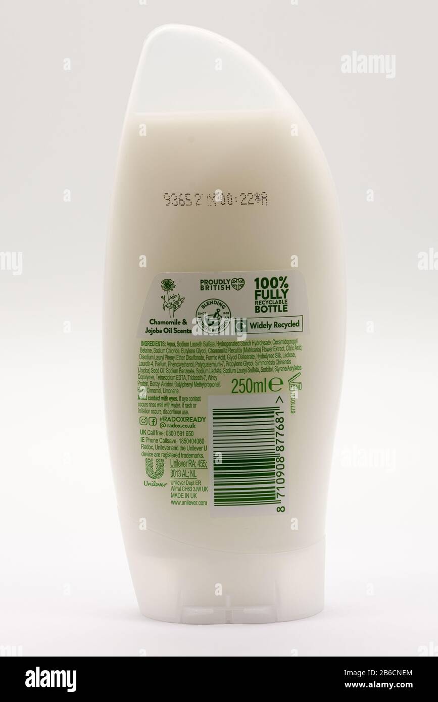 Largs, Ecosse, Royaume-Uni - 08 mars 2020: L'arrière de la crème de douche de marque Radox dans une bouteille en plastique recyclable et un bouchon conforme aux initiatives de recyclage du Royaume-Uni Banque D'Images