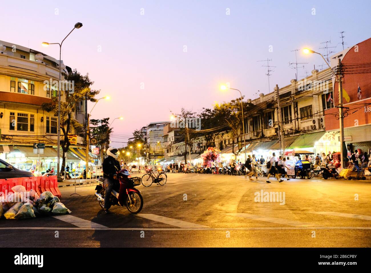 Les rues du marché aux fleurs au crépuscule, Bangkok. Banque D'Images