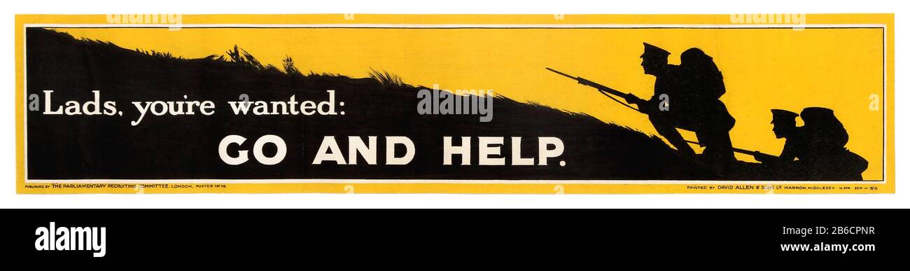 Vintage 1915 première Guerre mondiale première affiche de bannière de recrutement publiée par Le Comité parlementaire de recrutement - Lads, Vous êtes recherché: Go and Help - avec une silhouette de deux soldats britanniques armés de fusils avec des bayonets sur un fond de ciel jaune, avançant sur un monticule herbacé. Imprimé Par David Allen & Sons Ltd., Harrow, Middlesex. Pays : Royaume-Uni, 1915, Banque D'Images