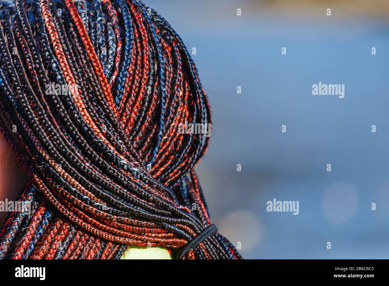 Gros plan de femme afro Braid et de dreadlocks, tir en plein air Banque D'Images