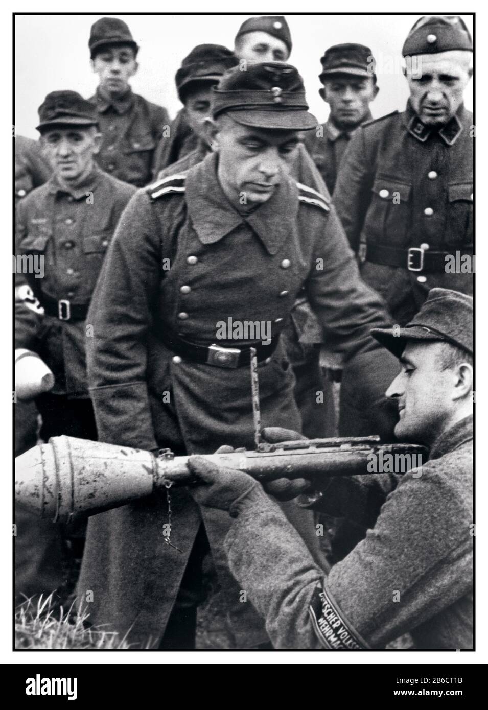 Volksturm » PANZERFAUST deuxième Guerre mondiale Berlin Allemagne nazie seconde Guerre mondiale seconde Guerre mondiale « Volksturm » German Home Guard le décret désespéré d'Hitler du 25 septembre 1944; Rédiger des hommes corsés entre 16 et 60 ans pour être formés en tant que membres de la (Home Guard) Nazi Volksturm sur le lanceur Panzerfaust Grenade pour défendre ou ralentir l'avance russe sur Berlin Allemagne Banque D'Images