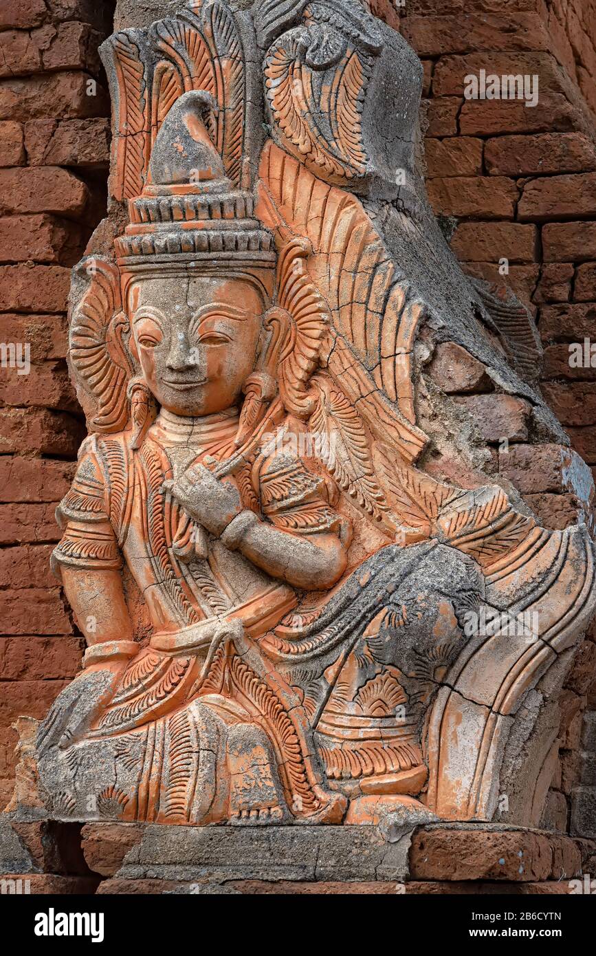 Statue de Deva à la pagode Shwe Indein, au Myanmar. La pagode Shwe Indein est un groupe de pagodes bouddhistes dans le village d'Indein, près de Ywama et du lac Inle Banque D'Images