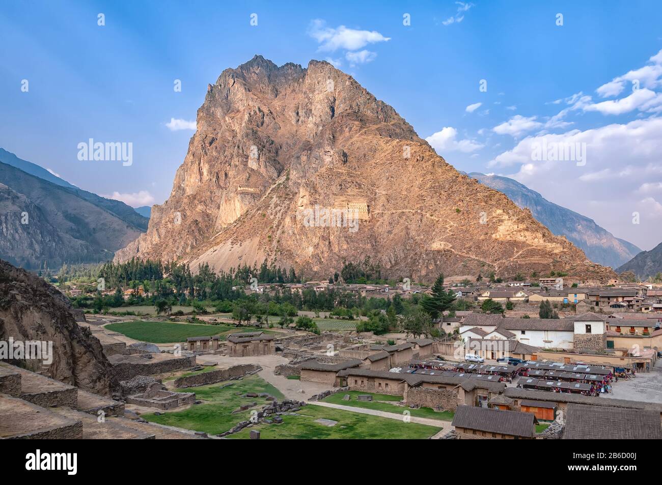 La montagne Pinkuyluna au-dessus de la ville Ollantaytambo, Pérou. Pendant l'Empire Inca, était la propriété royale de l'empereur Pachacuti Banque D'Images