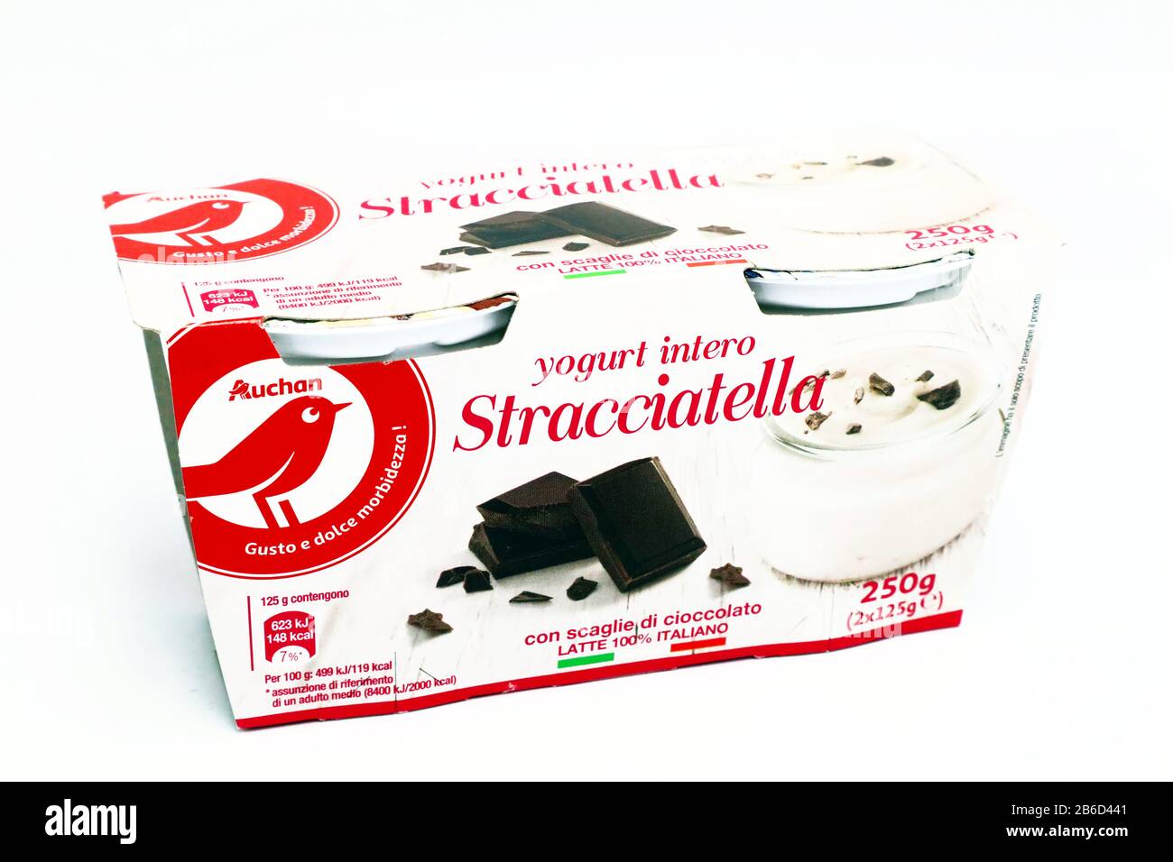 Yaourt Auchan Straciatella (avec copeaux de chocolat) vendu par la chaîne  De Supermarchés AUCHAN Photo Stock - Alamy