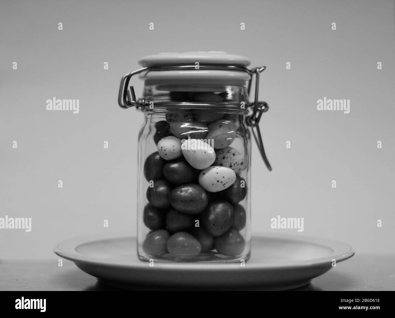 Bocal en verre plein de mini-œufs de pâques au chocolat. 09/03/2020. droitwich, worcester, angleterre, royaume-uni. Bocal en verre plein de mini-chocolat oeufs de pâques. Assis sur un pl Banque D'Images