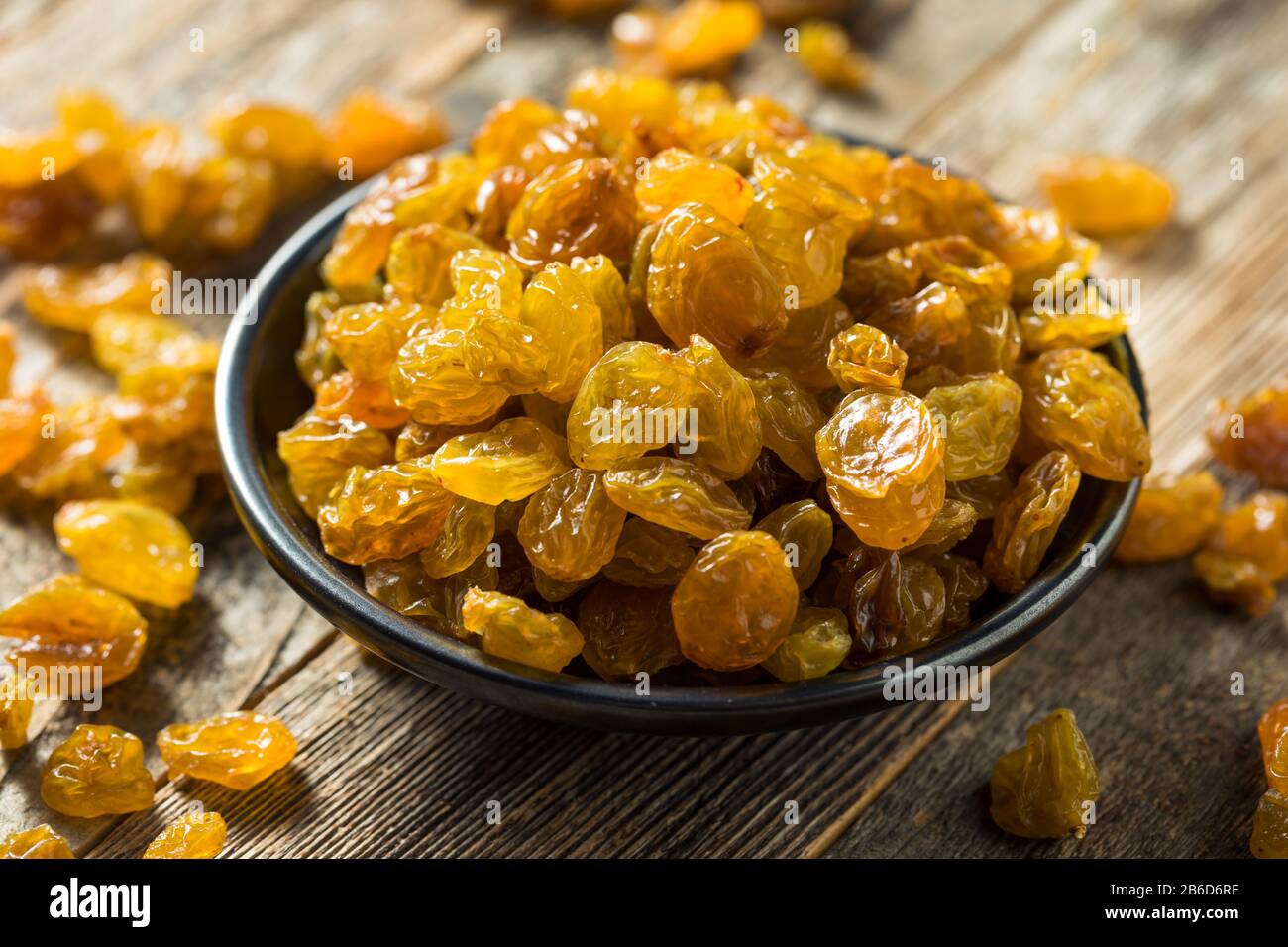 Raisins D'Or Biologiques Jaunes Crus Dans Un Bol Banque D'Images