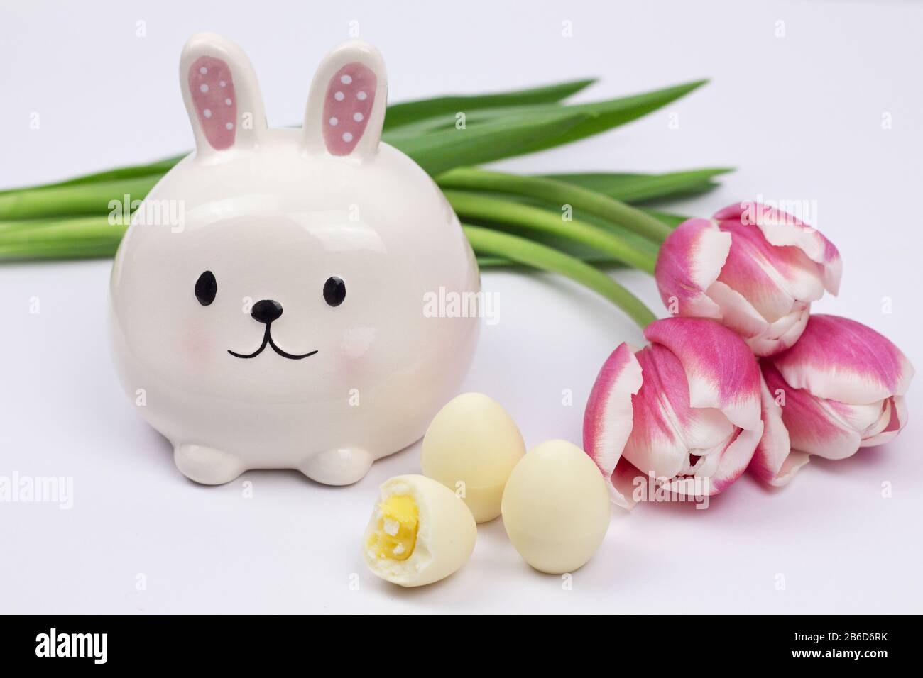 Œufs de Pâques. Bonne carte de pâques. Oeufs de Pâques et tulipes avec un lapin blanc sur fond blanc. Fond de Pâques. Œufs de Pâques. Carte de Pâques. Pâques Banque D'Images