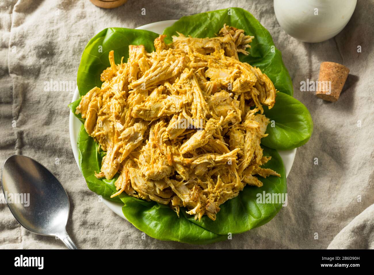 Poulet Courut Maison Au Couronnement Avec Laitue Prête À Manger Banque D'Images