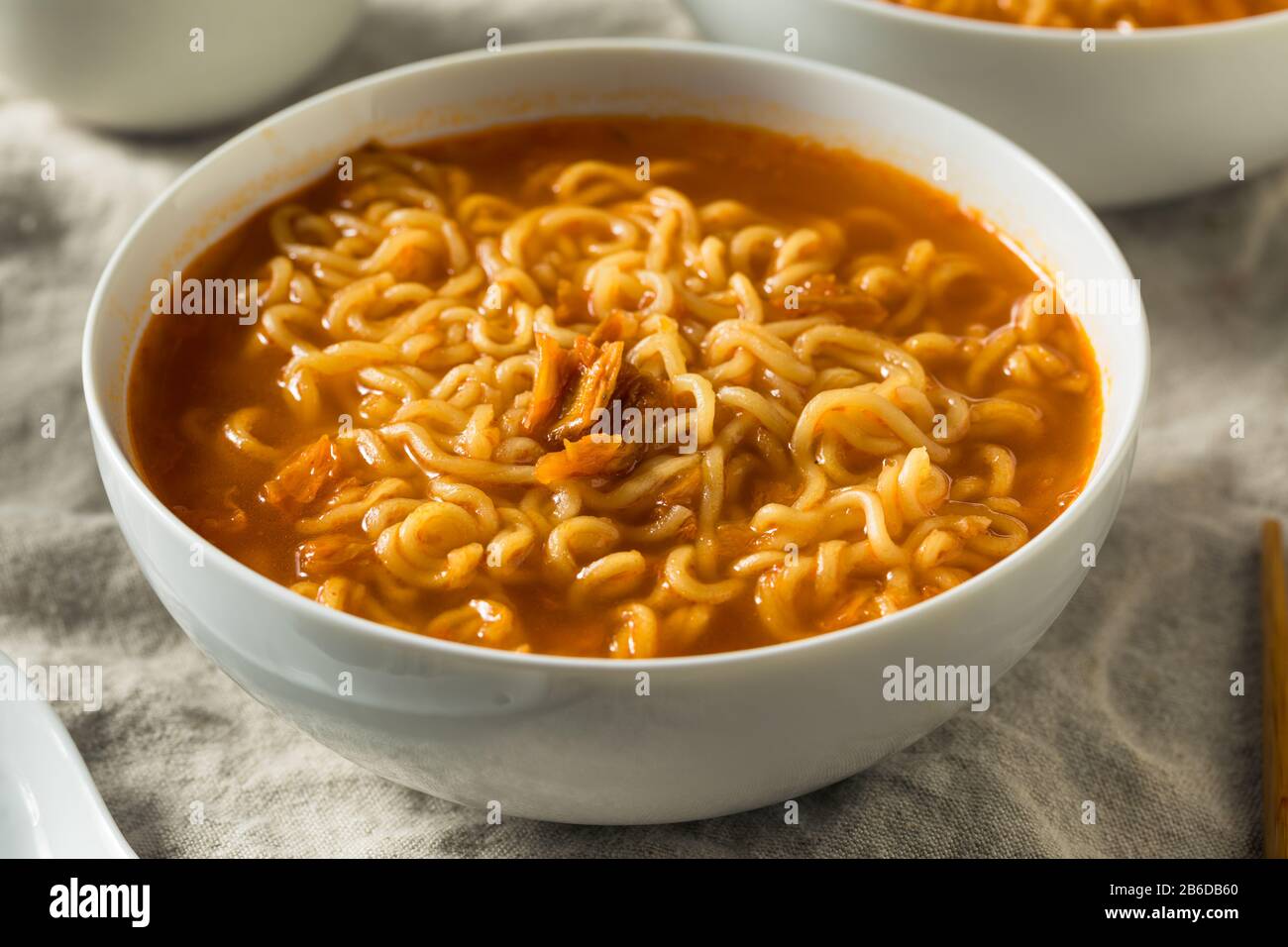 Bol À Motif Caniche De Ramen Instantané Épicé Prêt À Manger Banque D'Images