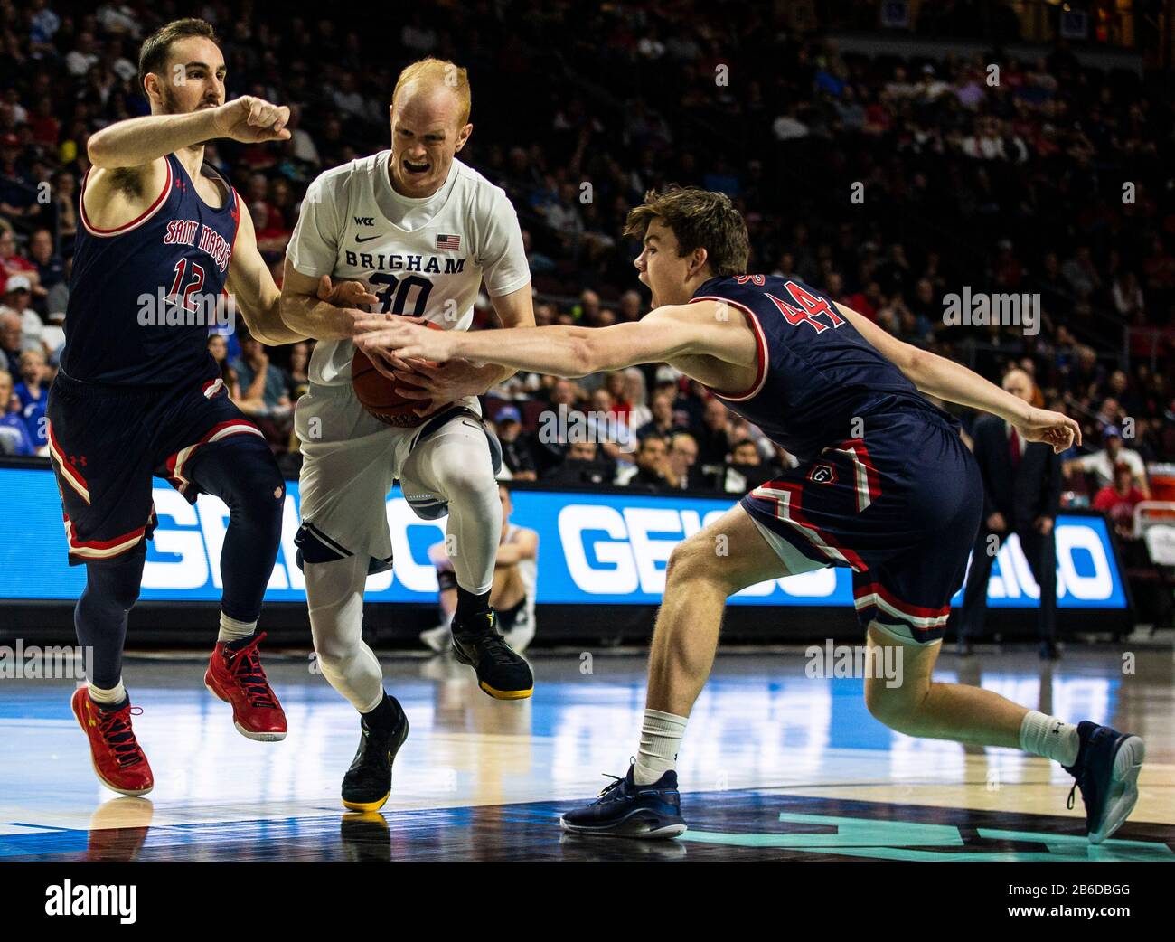 Mars 09 2020 Las Vegas, NV, U.S.A. Brigham Young Cougars Guard TJ Haws (30) conduit au hoop pendant la NCAA West Coast Conference tournoi de basket-ball masculin jeu de demi-finales entre Saint Marys Gales et les Brigham Young Cougars 50-51 perdu à Orleans Arena Las Vegas, NV. Thurman James/CSM Banque D'Images