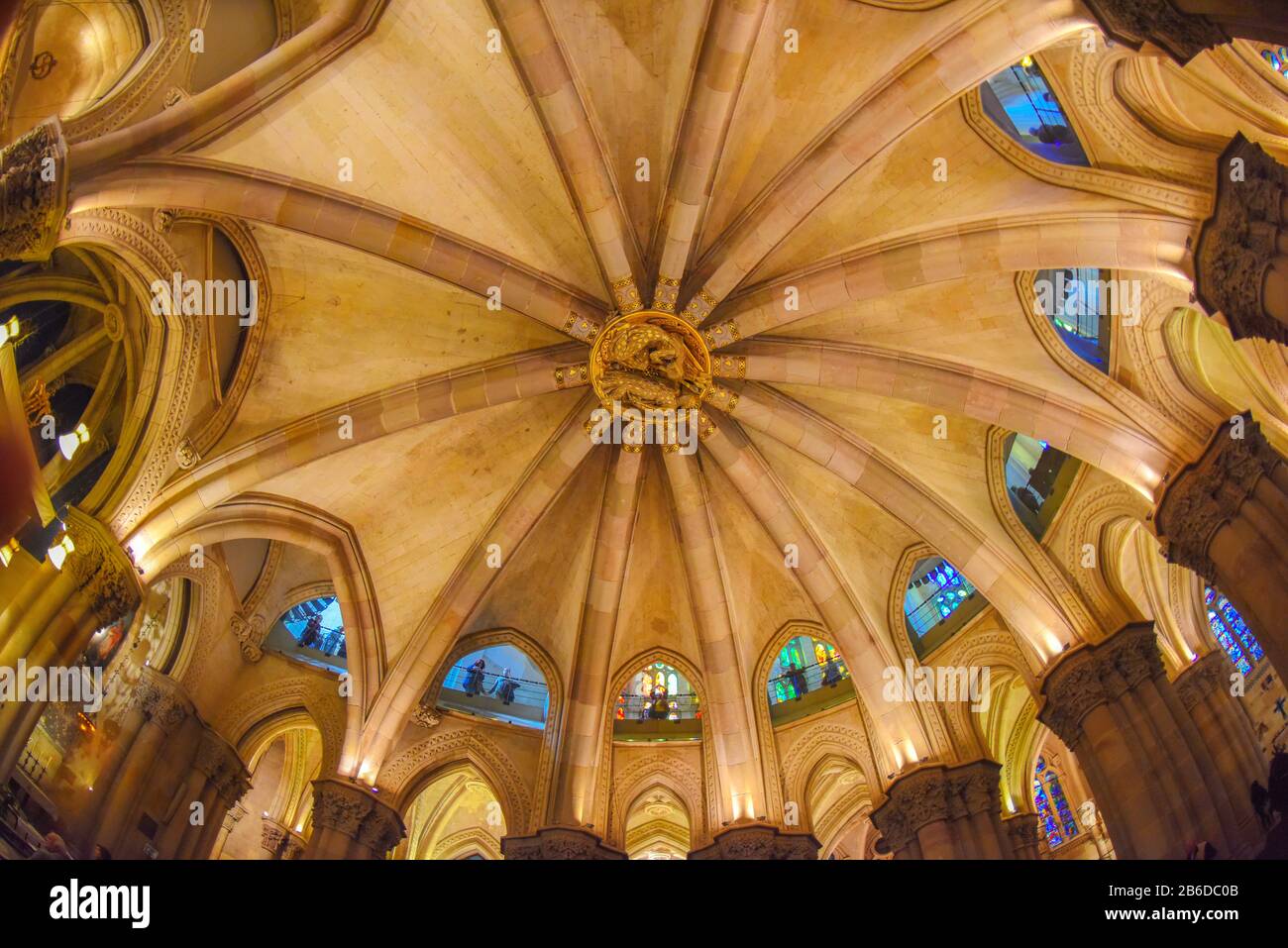 Barcelone - À L'Intérieur de la Sagrada Familia - l'étonnante cathédrale conçue par Antonio Gaudi Banque D'Images