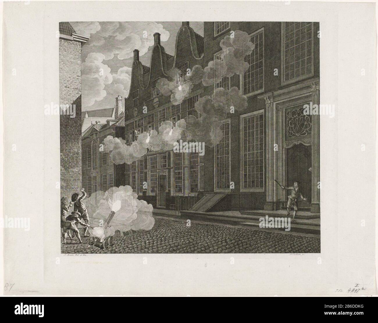 Bombardement du logement de Lucas de Steveninck, 1787 Orangistes tirent une petite maison de canon Leeuwenburg Middelburg le médecin patriote Lucas Steveninck, dans la nuit du 30 juin au 1er juillet 1787. Les résidents tirent des fenêtres de la maison avec des canons terug. Fabricant : print maker: Mathias The Sallieth (indiqué sur l'objet) à dessin de: Jan Arends (indiqué sur l'objet) Lieu de fabrication: Print maker: Rotterdam dans le dessin: Middelburg Date: 1787 Caractéristiques physiques: Gravure et engrera, légende couverte d'un cache de matière: Papier technique: Gravure / engrera (processus d'impression) Me Banque D'Images
