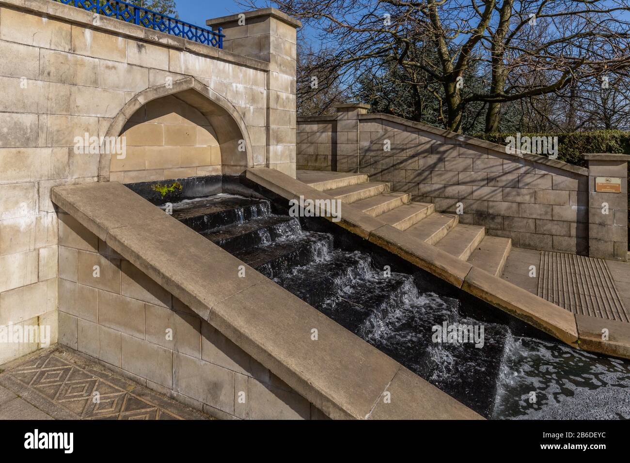 Un Jardin Aquatique De Mughal À Lister Park Bradford. Le parc Lister est inscrit au registre du patrimoine anglais des parcs et jardins d'intérêt historique en Angleterre. Banque D'Images