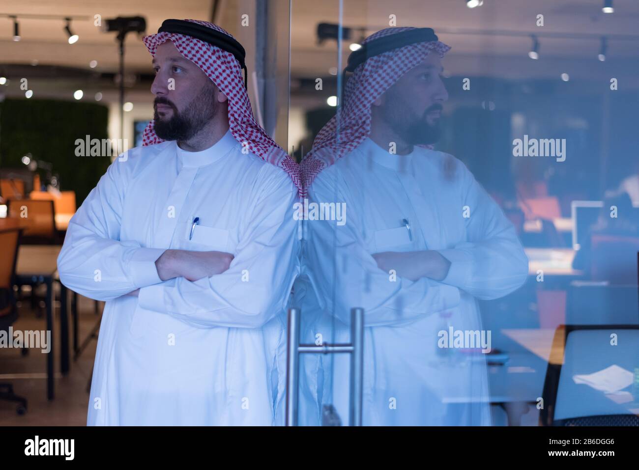 L'homme d'affaires arabe moderne dans la tradition s'adapte à la position et à la réflexion sur de nouveaux projets et investissements dans l'avenir. Banque D'Images