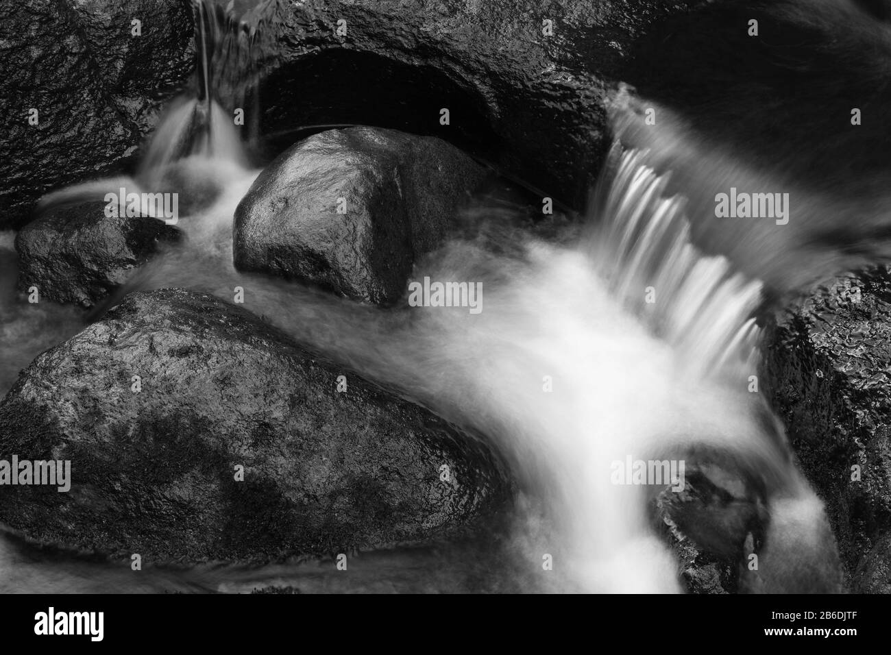 Chute d'eau sur les rochers. Noir et blanc Banque D'Images