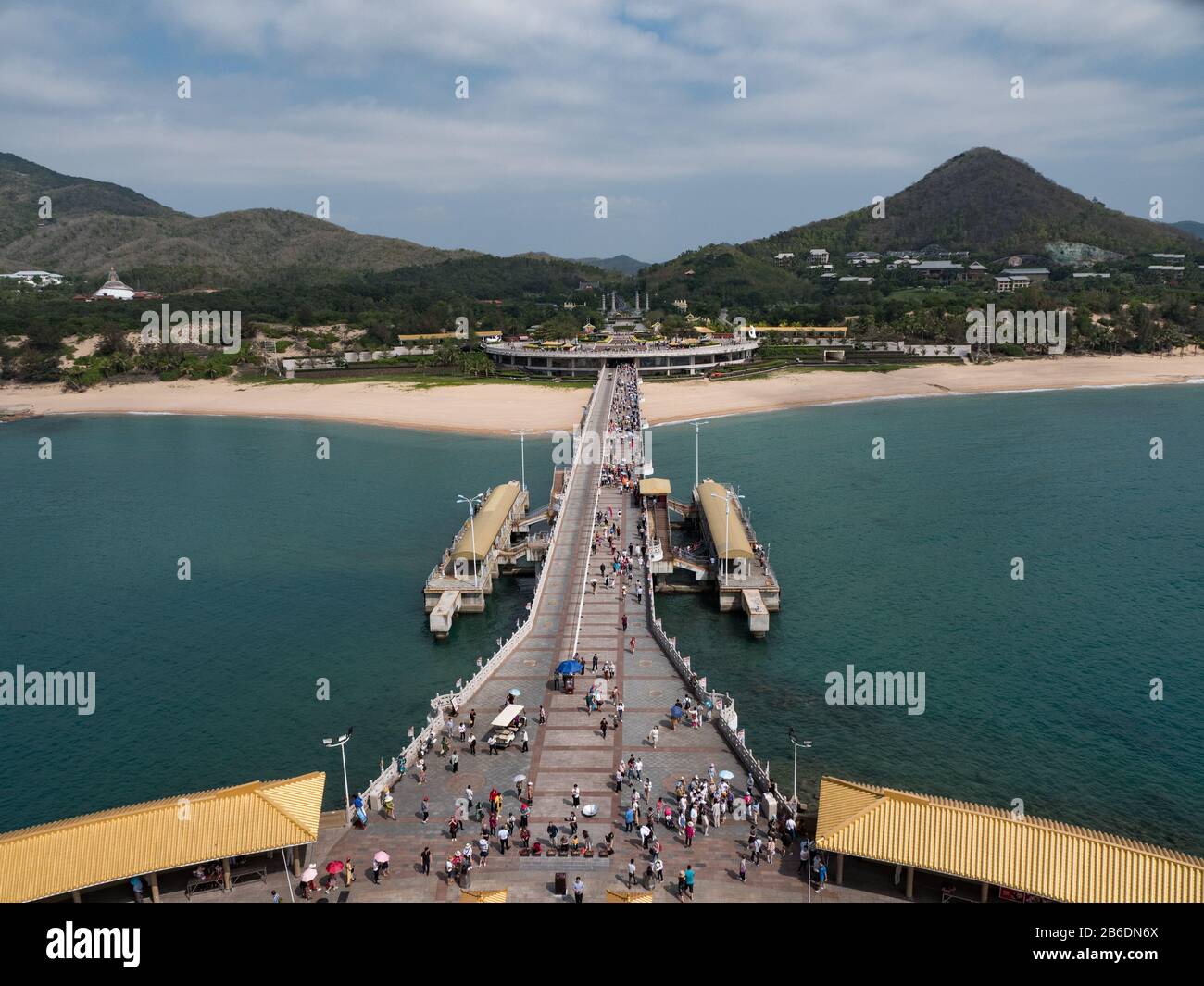C'est la vue de la statue massive de Bouddha dans le temple de Nanshan, Sanya, Hainan, Chine. Banque D'Images C'est la vue de la statue massive de Bouddha dans le temple de Nanshan, Sanya, Hainan, Chine. Banque D'Images
