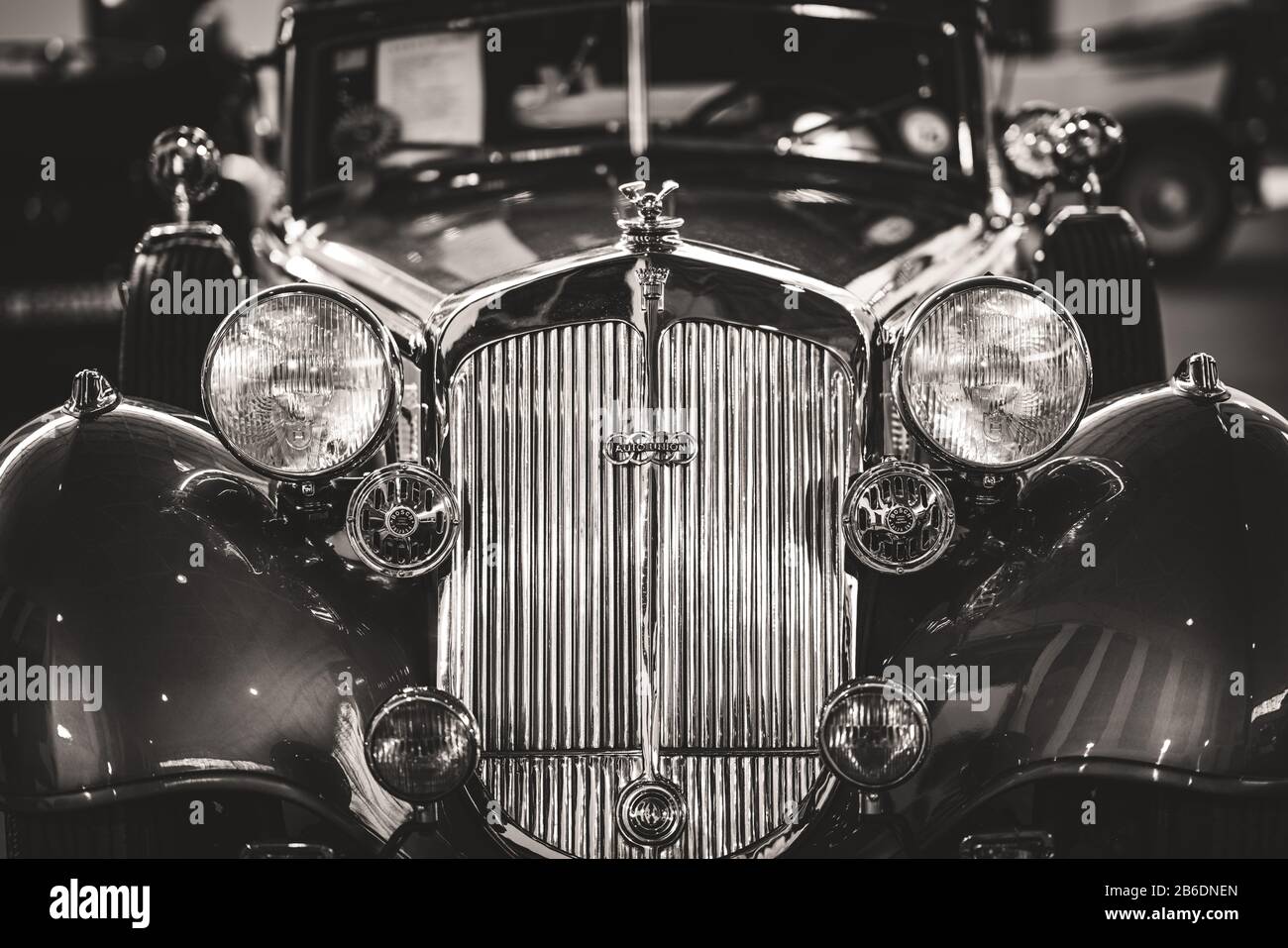Détails avant de la calandre et des phares d'une voiture de sport cabriolet en noir et blanc Banque D'Images