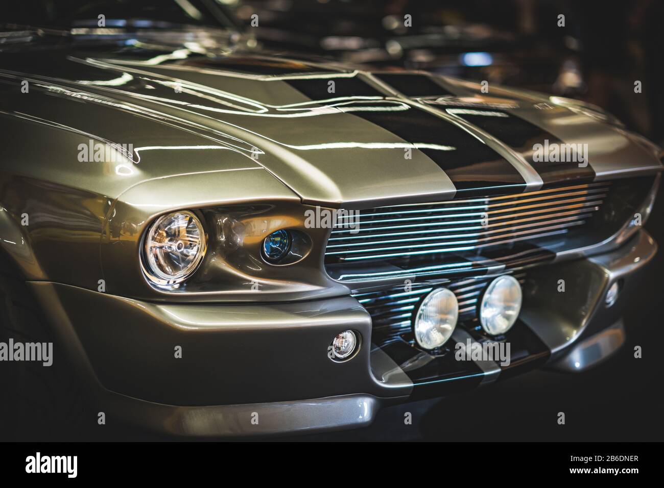 Détails avant de la calandre et des phares d'une voiture de sport classique à partir de 1967 Banque D'Images