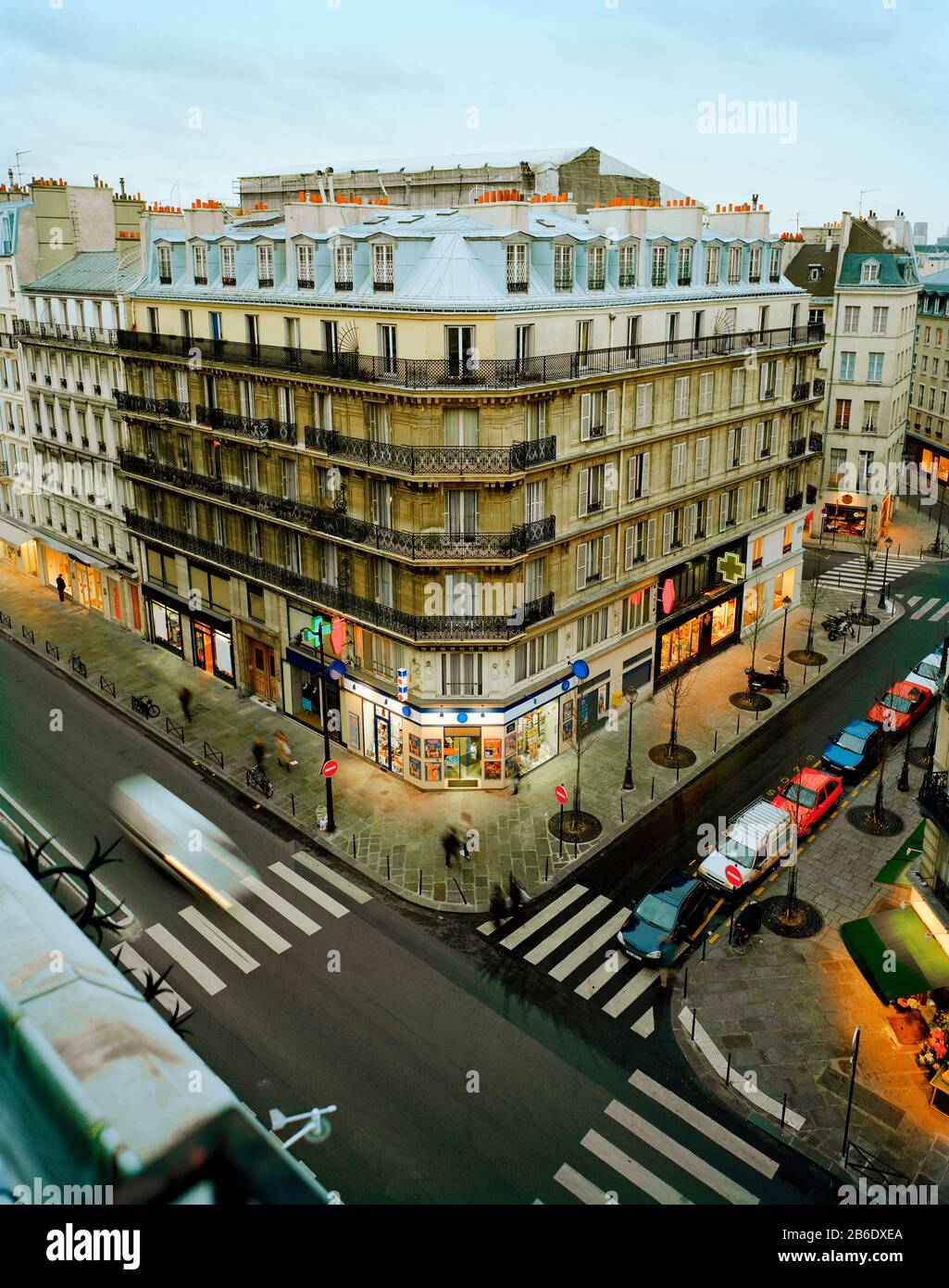 Bâtiment avec architecture historique à l'angle d'un pâté de maisons de la ville Banque D'Images