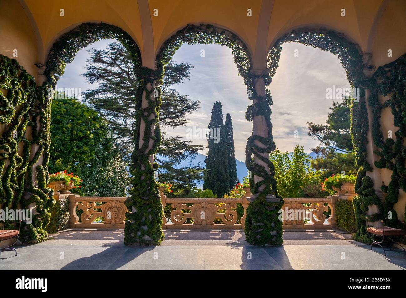Porche élégant de la Villa del Balbianello sur le lac de Côme, Lumbardy, Italie Banque D'Images