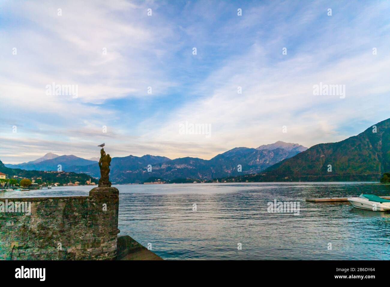 Un mouette sur un quai sur le lac de Côme au coucher du soleil, Italie Banque D'Images