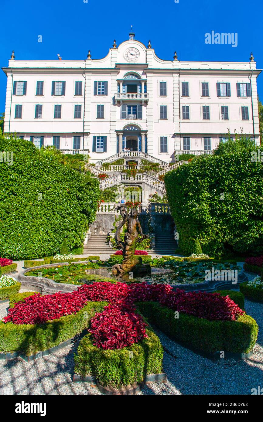 La magnifique Villa Carlotta et la fontaine en face de celle-ci à Trémezzo, en Lombardie, en Italie Banque D'Images