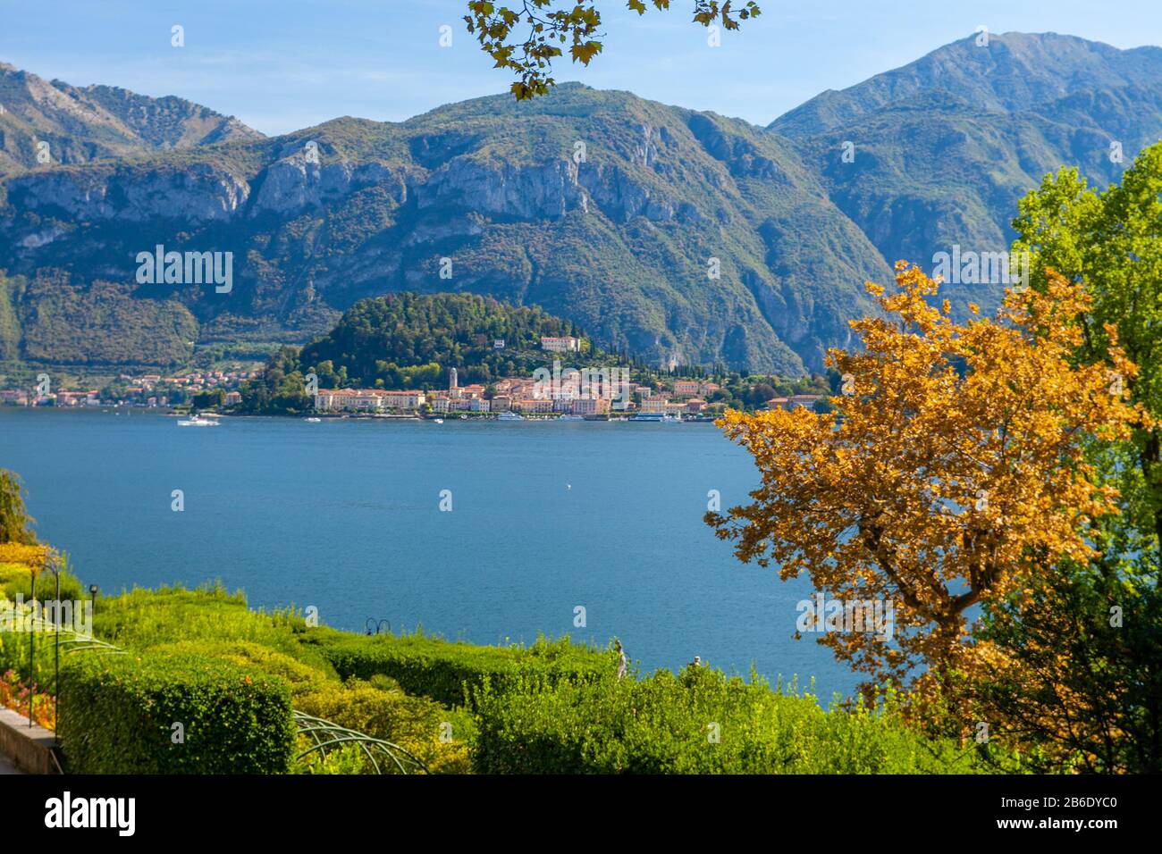 Paysage du lac de Côme, Lombardie, Italie, à travers des plantes et des fleurs Banque D'Images