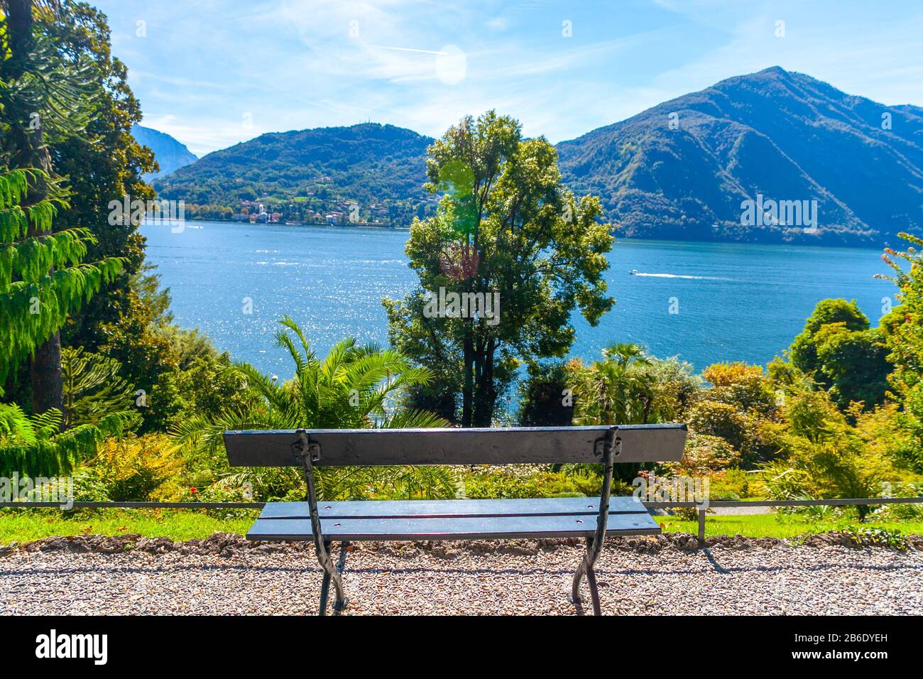 Un banc sur le lac de Côme, en Lombardie, en Italie Banque D'Images