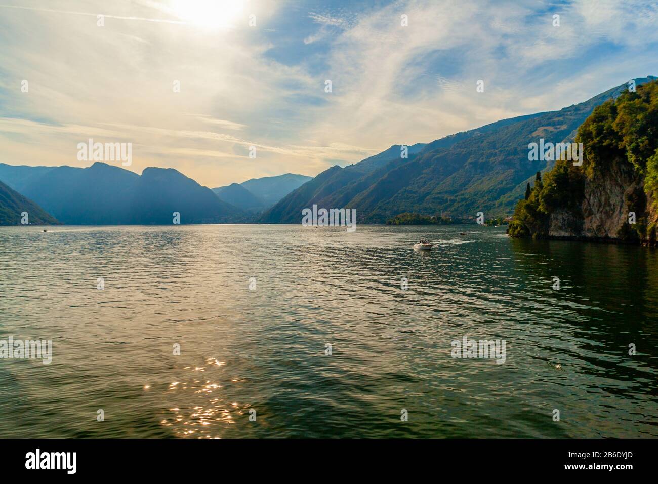 Coucher de soleil sur le lac de Côme vu de Villa del Balbianello à Lenno, Lombardie, Italie Banque D'Images