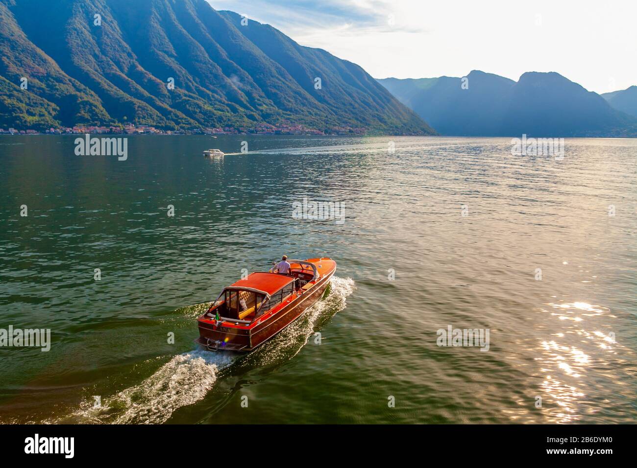 Lenno, province de Côme, Italie - 14 septembre 2013 - un bateau vintage et élégant sur le lac de Côme au coucher du soleil Banque D'Images