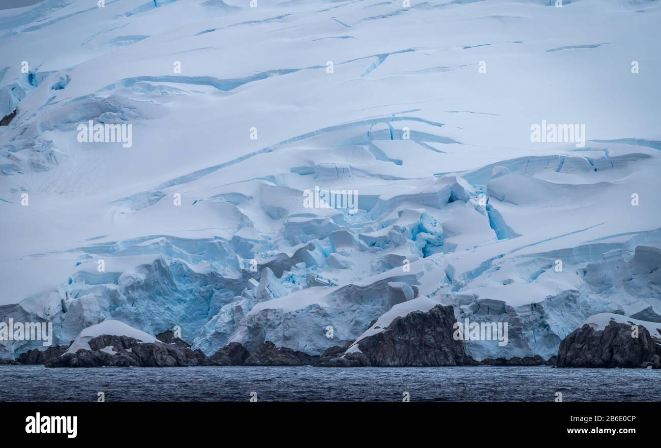 Paysage Antarctique avec montagnes et glaciers Banque D'Images