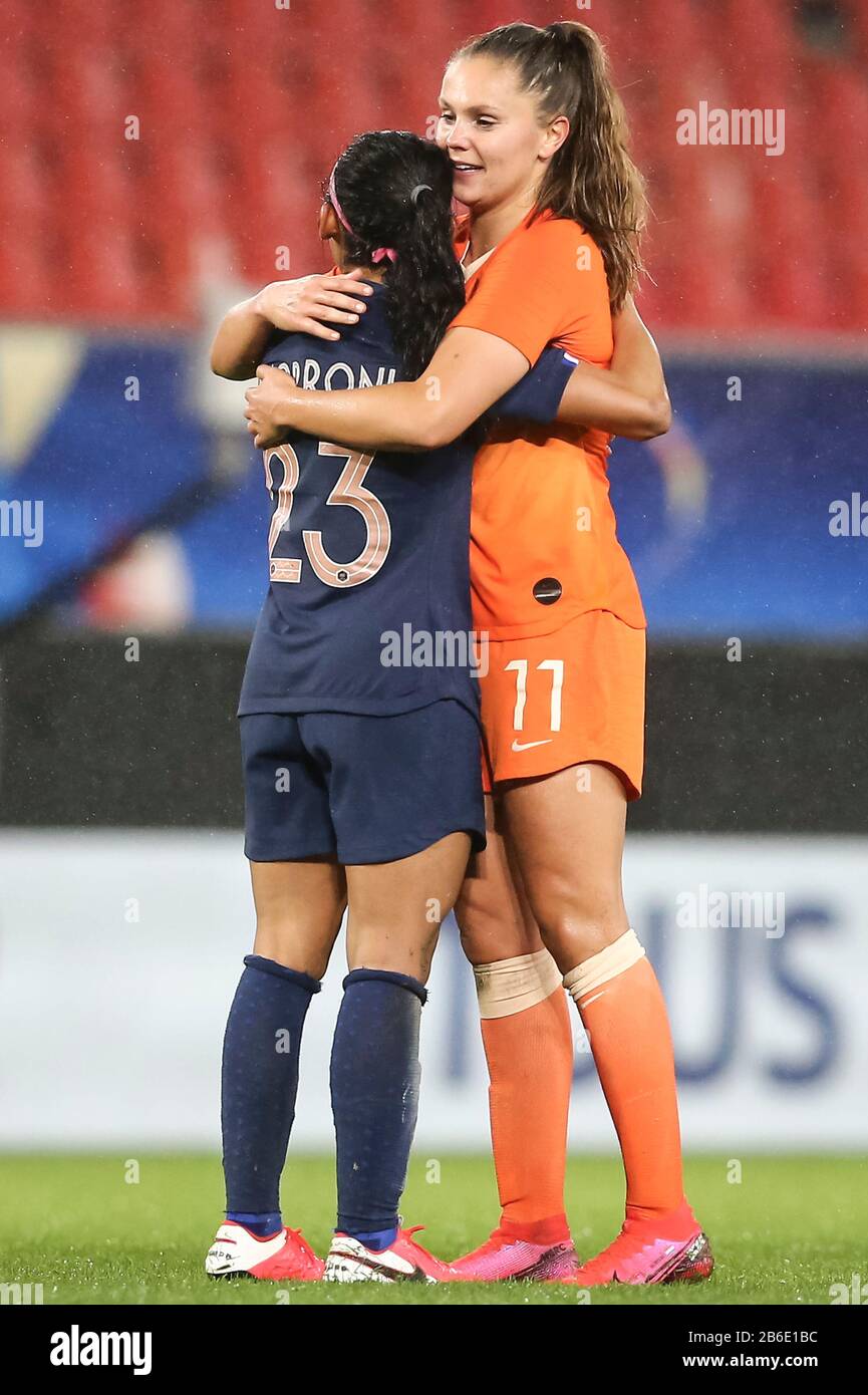 Valenciennes, France. 10 mars 2020. Valenciennes, 10-03-2020, stade du Hainaut, Tournoi de France, France - Pays-Bas, saison 2019/2020, France joueur Perle Morroni, Pays-Bas joueur Lieke Martens après le match France - Pays-Bas 3-3 crédit: Pro Shots/Alay Live News Banque D'Images