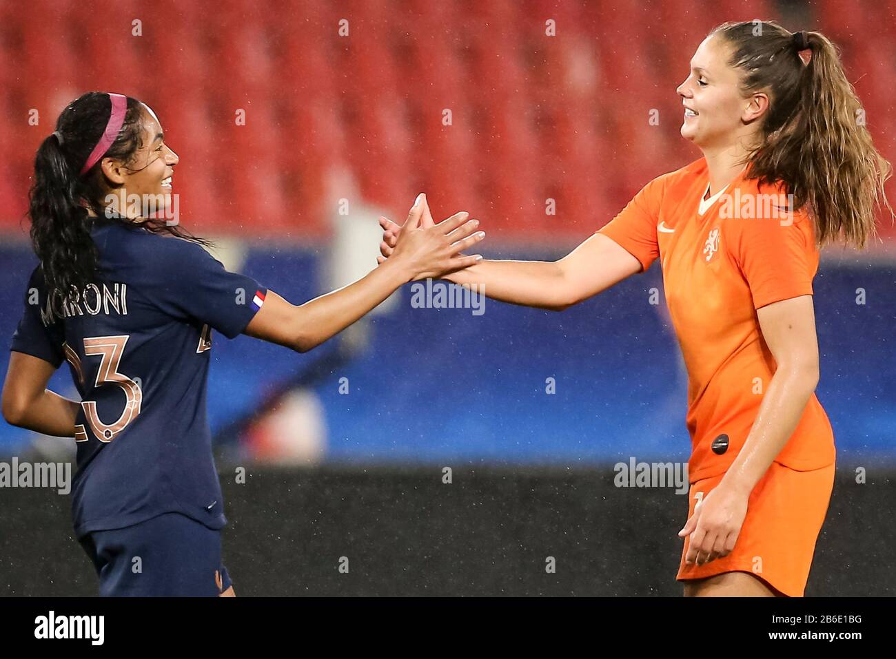 Valenciennes, France. 10 mars 2020. Valenciennes, 10-03-2020, stade du Hainaut, Tournoi de France, France - Pays-Bas, saison 2019/2020, France joueur Perle Morroni, Pays-Bas joueur Lieke Martens après le match France - Pays-Bas 3-3 crédit: Pro Shots/Alay Live News Banque D'Images