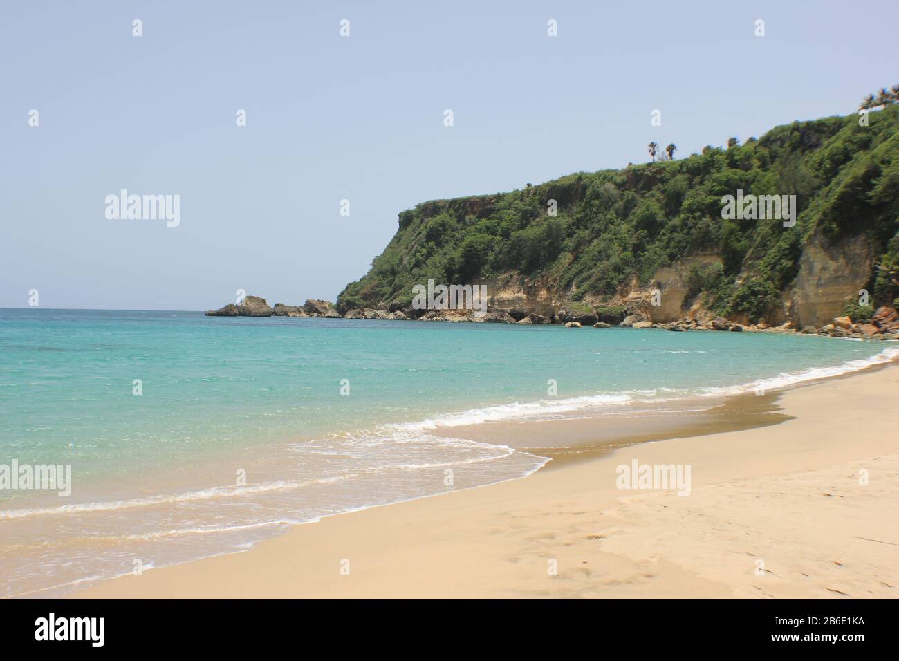 Un matin ensoleillé sur une plage du côté ouest de Porto Rico. Plage Punta Borinquén À Aguadilla, Porto Rico. Banque D'Images