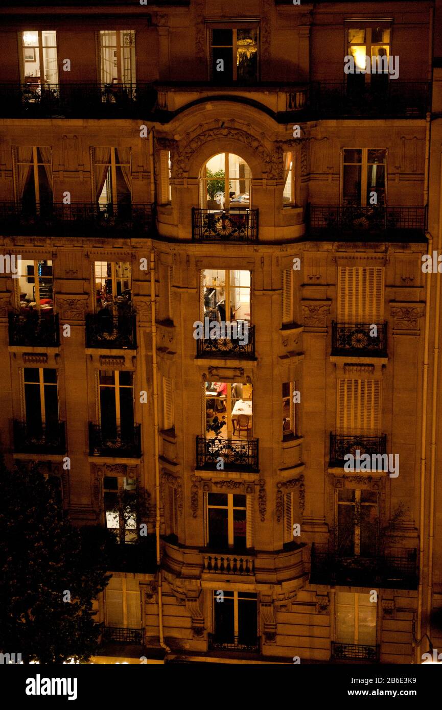 Immeuble d'appartements éclairé la nuit, rue de Sevres, 6ème Arrondissement de Paris, Paris, Ile-de-France, France Banque D'Images