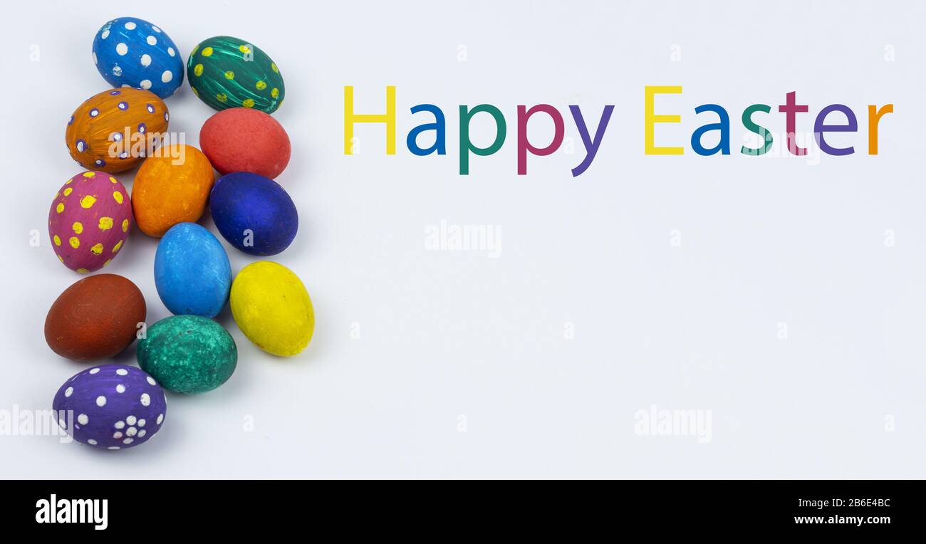 Œufs de Pâques. Bonne carte de pâques. Œufs de Pâques multicolores. Œufs de Pâques sur fond blanc. Œufs de Pâques. Symbole Pâques. Carte de Pâques. Spa Banner Copy Banque D'Images