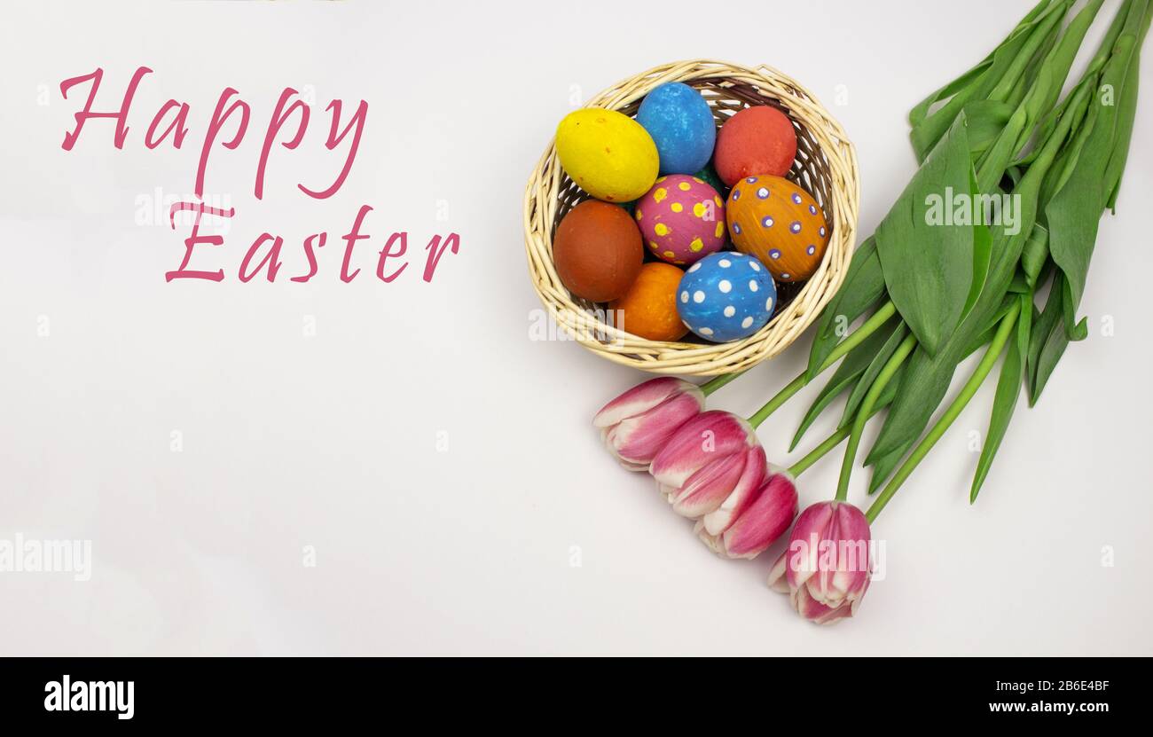 Œufs de Pâques. Bonne carte de pâques. Œufs de Pâques multicolores. Pâques. Œufs de Pâques sur fond blanc en bois. Fond de Pâques. Œufs de Pâques. Pâques sy Banque D'Images